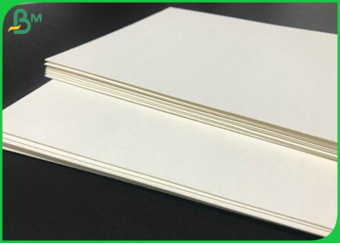 La Virgen 1m m gruesa documento del papel secante 0.4m m reduce las hojas blancas de la cartulina a pulpa para hacer el práctico de costa